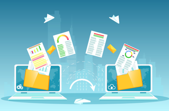 zwei Laptops, die Dateien untereinander austauschen