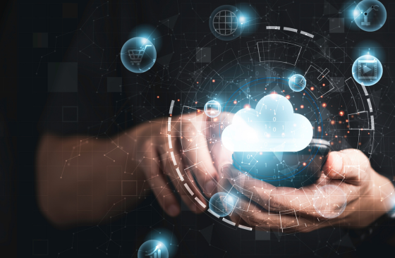 Eine Person klickt auf das Wolkensymbol auf dem Tablet